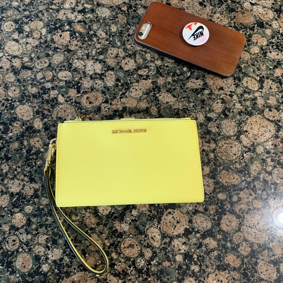 Authentic Michael Kors saffiano leather wallet - Picture 10 of 15